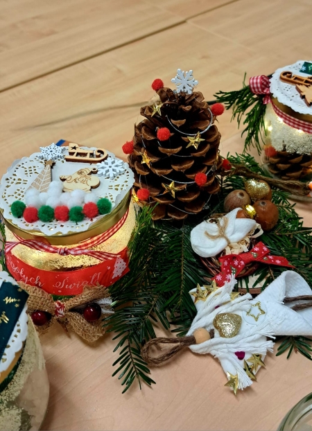 Warsztaty bożonarodzeniowe i ubieranie choinki