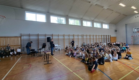 Muzyczna uczta w naszej szkole: Goście z Żegociny na naszej scenie!