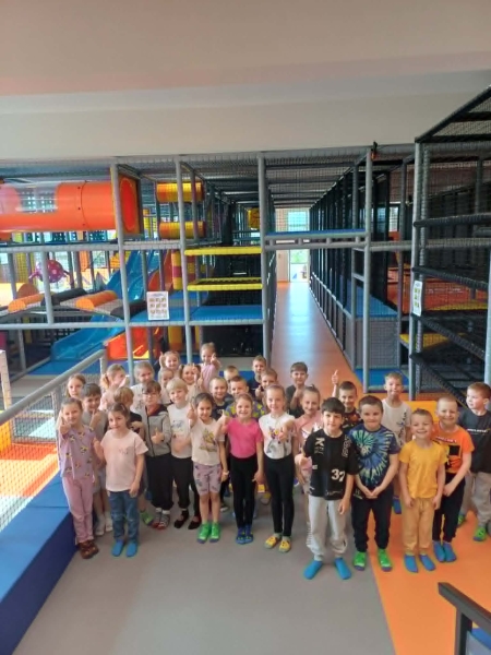 Wycieczka uczniów klas pierwszych do sali zabaw ,,Bumerang” w Leszczynie
