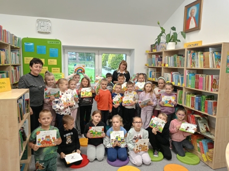 Pierwszoklasiści z wizytą w bibliotece szkolnej 