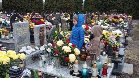 Uczniowie klas I- III z wizytą na cmentarzu w Łąkcie Górnej