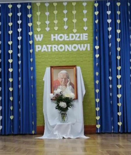 W hołdzie Patronowi -  104 rocznica urodzin Jana Pawła II w Szkole Podstawowej w Łąkcie Gó
